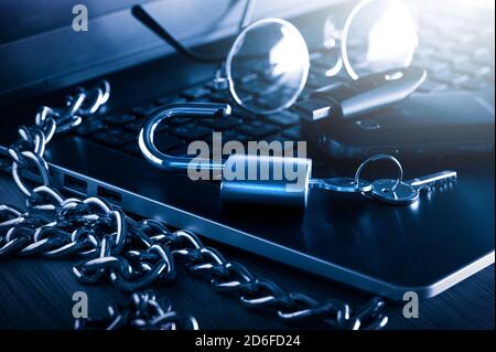notebook con lucchetto a catena e sbloccato, concetto di sicurezza per computer e dati. Foto Stock