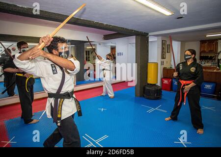 Cancun, Messico. 15 Ott 2020. CANCUN, MESSICO - 15 OTTOBRE 2020: Jonathan Caballero maestro dell'arte marziale Hapkido con più di 14 anni di esperienza, Indossa la maschera facciale mentre insegna arti marziali agli studenti nel suo dojo seguendo i nuovi protocolli di sicurezza come mantenere la distanza sociale e utilizzare la soluzione antibatterica in mezzo alla nuova pandemia Covid-19 il 15 ottobre 2020 a Cancun, Messico. Credit: Rodolfo Flores/Eyepix Group/The Photo Access Credit: The Photo Access/Alamy Live News Foto Stock