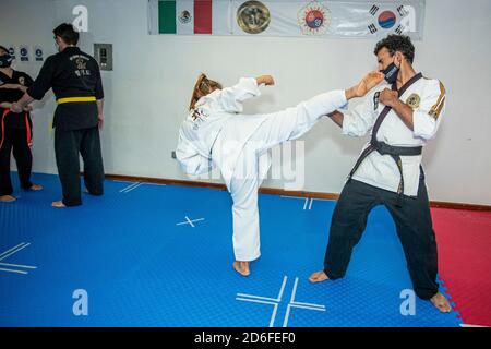 Cancun, Messico. 15 Ott 2020. CANCUN, MESSICO - 15 OTTOBRE 2020: Jonathan Caballero maestro dell'arte marziale Hapkido con più di 14 anni di esperienza, Indossa la maschera facciale mentre insegna arti marziali agli studenti nel suo dojo seguendo i nuovi protocolli di sicurezza come mantenere la distanza sociale e utilizzare la soluzione antibatterica in mezzo alla nuova pandemia Covid-19 il 15 ottobre 2020 a Cancun, Messico. Credit: Rodolfo Flores/Eyepix Group/The Photo Access Credit: The Photo Access/Alamy Live News Foto Stock