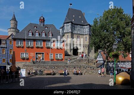 Città vecchia, piazza del mercato, municipio, casa storta, gatehouse del quartiere del castello, torre delle streghe, Idstein, Assia, Germania Foto Stock