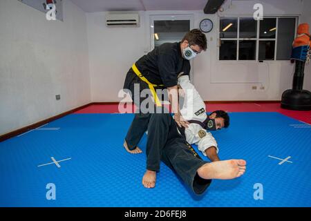 Cancun, Messico. 15 Ott 2020. CANCUN, MESSICO - 15 OTTOBRE 2020: Jonathan Caballero maestro dell'arte marziale Hapkido con più di 14 anni di esperienza, Indossa la maschera facciale mentre insegna arti marziali agli studenti nel suo dojo seguendo i nuovi protocolli di sicurezza come mantenere la distanza sociale e utilizzare la soluzione antibatterica in mezzo alla nuova pandemia Covid-19 il 15 ottobre 2020 a Cancun, Messico. Credit: Rodolfo Flores/Eyepix Group/The Photo Access Credit: The Photo Access/Alamy Live News Foto Stock