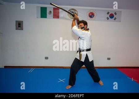 Cancun, Messico. 15 Ott 2020. CANCUN, MESSICO - 15 OTTOBRE 2020: Jonathan Caballero maestro dell'arte marziale Hapkido con più di 14 anni di esperienza, Indossa la maschera facciale mentre insegna arti marziali agli studenti nel suo dojo seguendo i nuovi protocolli di sicurezza come mantenere la distanza sociale e utilizzare la soluzione antibatterica in mezzo alla nuova pandemia Covid-19 il 15 ottobre 2020 a Cancun, Messico. Credit: Rodolfo Flores/Eyepix Group/The Photo Access Credit: The Photo Access/Alamy Live News Foto Stock