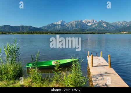 Barca a remi sul molo, Hopfensee, Hopfen am See, Ostallgäu, Allgäu, Swabia, alta Baviera, Germania Foto Stock