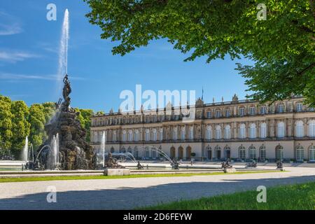 Fontana di fama di Rudolf Maison di fronte al Palazzo Herrenchiemsee, Herreninsel im Chiemsee, alta Baviera, Germania Foto Stock