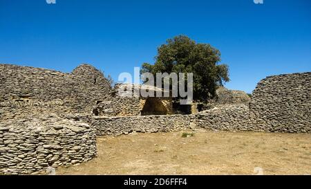 Gordes, Francia - agosto 2015: Capanne a secco presso il villaggio 'Les Bories' Foto Stock