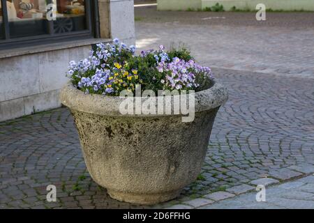 Primo piano di vasi di fiori di pietra per le strade della città Foto Stock