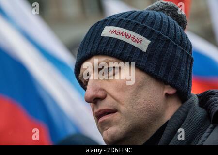 Mosca, Russia. 25 febbraio 2018.il leader russo dell'opposizione Alexei Navalny partecipa a una marcia nel viale Strastnoi di Mosca in memoria del politico russo e leader dell'opposizione Boris Nemtsov alla vigilia del 3° anniversario della sua morte a Mosca. L'iscrizione sul cappello recita 'Navalny' Foto Stock