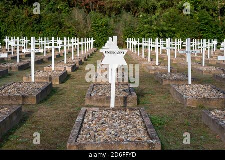 Germania, Sassonia-Anhalt, Gardelegen, Ehrenfriedhof, Feldscheune Isenschnibbe memoriale, poco prima della fine della guerra, i nazisti hanno spinto oltre 1000 prigionieri del campo di concentramento in un granaio e li hanno incendiato, quasi tutti i prigionieri provenienti da Belgio, Italia, Francia, Polonia e molti altri paesi sono venuti in agonia della vita. Foto Stock