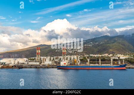 Porto, vista dalla nave da crociera per Reunion Island, territorio francese d'oltremare, Francia, Africa, Oceano Indiano Foto Stock