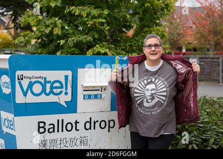 Seattle, Washington, Stati Uniti. 16 ottobre 2020. Karen C. mostra la sua maglia di Ruth Bader Ginsburg in una casella di voto dopo aver votato nel quartiere High Point di West Seattle il primo giorno delle prime votazioni. Credit: Paul Christian Gordon/Alamy Live News Foto Stock