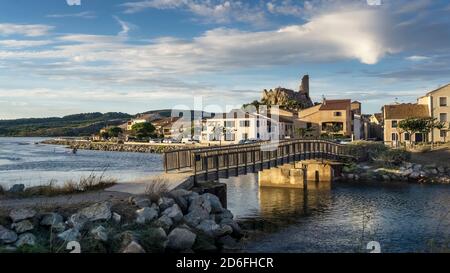 Vista sul Étang de Gruissan al villaggio e il Tour Barberousse in estate. Foto Stock