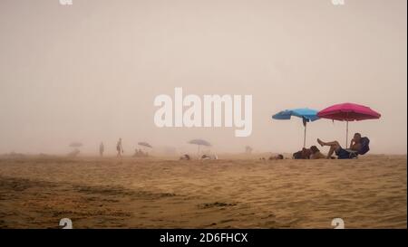 Bagnanti in nebbia a Narbonne Plage in estate Foto Stock