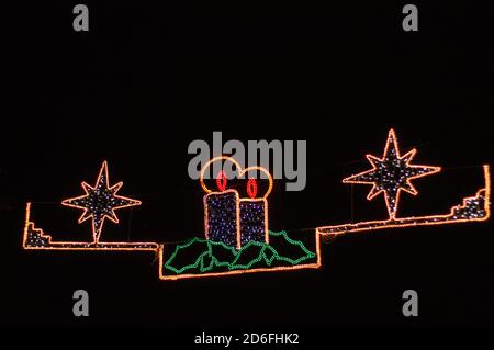 Immagine di luci di natale a forma di candela per la decorazione natalizia delle strade di una città Foto Stock