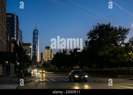 New York / USA - Ottobre 15 2020: Vista della strada del quartiere finanziario con un edificio unico mondo centro commerciale di notte Foto Stock