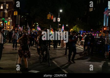 New York / USA - Ottobre 15 2020: Black Trans vive materia di marcia di notte nel West Village a New York City Foto Stock