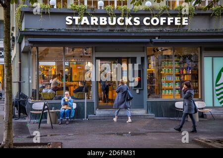 Caffè Starbucks nel centro della città di Berna - CONTEA DI BERNA. SVIZZERA - 9 OTTOBRE 2020 Foto Stock