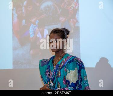 Kolkata, India. 16 Ott 2020. Payel, 12 anni, che ha cantato il tema-canzone di Durga puja, è stato scoperto dal Team Meghdutam sulle strade vicino Rabindra Sadan.momenti diversi della conferenza stampa presso l'ufficio del turismo indiano, kolkata alla vigilia del più grande festival del mondo --Durgapuja del BENGALA (Foto di Amlan Biswas/Pacific Press) Credit: Pacific Press Media Production Corp./Alamy Live News Foto Stock