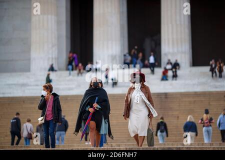 Pechino, Stati Uniti. 16 Ott 2020. Le persone che indossano maschere facciali visitano il Lincoln Memorial a Washington, DC, Stati Uniti, il 16 ottobre 2020. Il numero totale di casi COVID-19 negli Stati Uniti ha superato 8 milioni il venerdì, secondo il Center for Systems Science and Engineering (CSSE) della Johns Hopkins University. Credit: Ting Shen/Xinhua/Alamy Live News Foto Stock