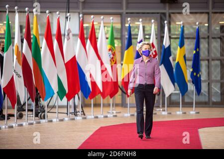 (201017) -- PECHINO, 17 ottobre 2020 (Xinhua) -- il presidente della Commissione europea Ursula von Der Leyen arriva per il vertice UE a Bruxelles, Belgio, il 15 ottobre 2020. Il presidente della Commissione europea Ursula von der Leyen ha iniziato ad autoisolare giovedì dopo che un compagno di lavoro ha testato positivo per COVID-19, ha detto su twitter. (Unione europea/Handout via Xinhua) Foto Stock