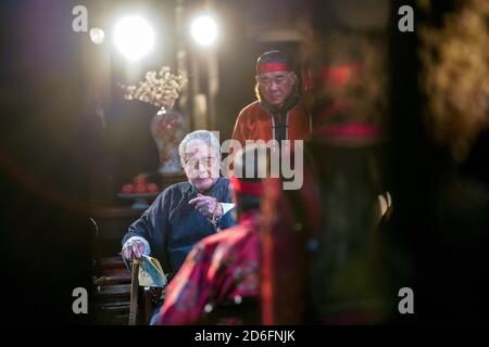 Pechino, Cina. 13 ottobre 2020. L'attore LAN Tianye, 93, partecipa alla prova del dramma 'Famiglia' a Pechino, capitale della Cina, il 13 ottobre 2020. Per commemorare il 1decimo anniversario della nascita del famoso drammaturgo Cao Yu (1910-1996), il Teatro d'Arte del Popolo di Pechino sta restaurando una delle sue opere classiche "Famiglia" dal 15 al 25 ottobre. Credit: Shi Chunyang/Xinhua/Alamy Live News Foto Stock