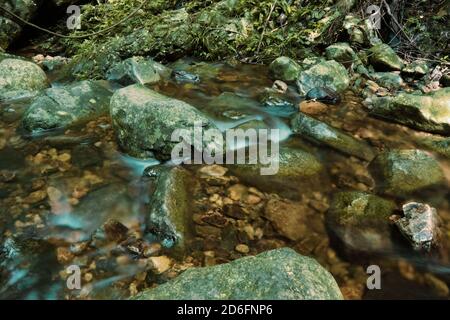 Ripresa del fiume in estate, ripresa con lunga esposizione Foto Stock