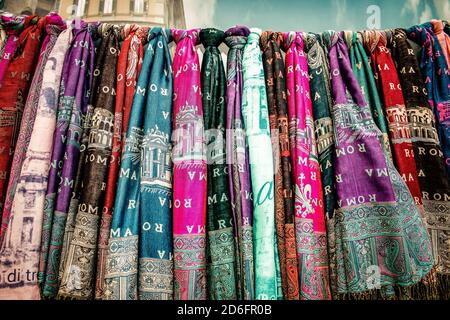 Primo piano di oggetti decorativi venduti in un negozio di souvenir per turistico in centro Foto Stock