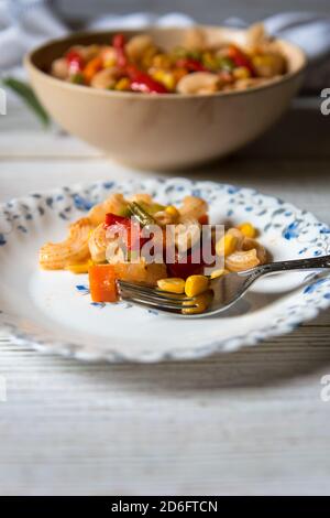 Pasta servita su un piatto da una ciotola Foto Stock