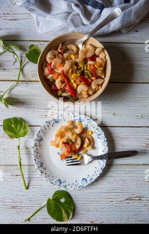 Vista dall'alto della Pasta servita su un piatto una ciotola Foto Stock