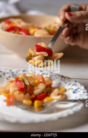 Primo piano di mani che servono Foto Stock
