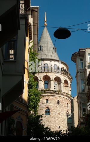 Vista della Torre Galata nel quartiere di Pera sul lato europeo di Istanbul, Turchia. Foto Stock
