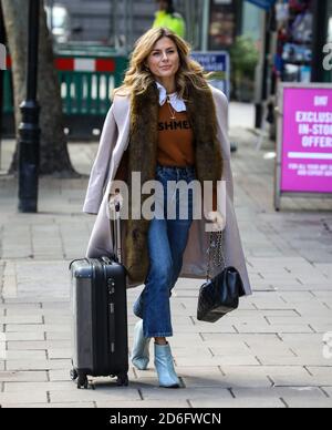 Londra, Regno Unito. 16 Ott 2020. Zoe Hardman ha visto uscire dai Global radio Studios di Londra. Credit: SOPA Images Limited/Alamy Live News Foto Stock