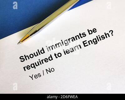 Una persona sta rispondendo alla domanda sull’immigrazione. Sta pensando se gli immigrati dovrebbero essere tenuti ad imparare l'inglese. Foto Stock