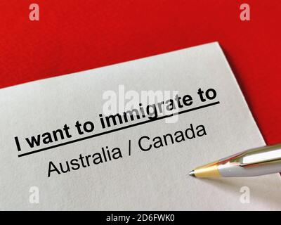 Una persona sta rispondendo alla domanda sull’immigrazione. La persona sta pensando di immigrare in Australia o Canada. Foto Stock