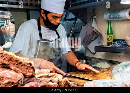 Chef che prepara tacos suadero a Los Cocuyos, Città del Messico, Messico Foto Stock