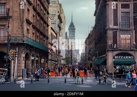 Torre Latinoamericana vista dallo Zocalo, Centro Historico, Città del Messico, Messico Foto Stock