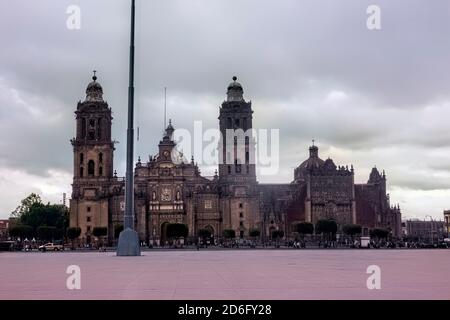 Cattedrale Metropolitana nel vuoto Zocalo durante Coronavirus, Città del Messico, Messico Foto Stock