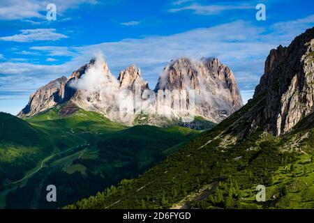 Vista verso le cime del Gruppo Langkofel, Gruppo del Sassolungo e Sasso Becce, dal Passo Pordoi, Passo Pordoi. Foto Stock