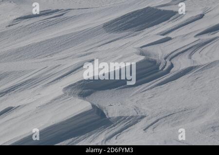 Motivi naturali e creste in neve spazzata dal vento Foto Stock