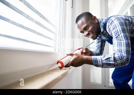 Applicazione sigillante caulk. Guarnizione per vetri in silicone e impermeabilizzazione Foto Stock