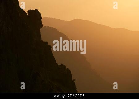 Silhouette al tramonto a El Chorro nel Parco Naturale del Desfiladero de los Gaitanes ad Alora, provincia di Malaga. Andalucia, Spagna Foto Stock