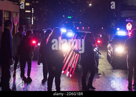 Seattle, Stati Uniti. 16 Ott 2020. La Black Action Coalition Anti-Amazon marcia attraverso Capitol Hill nelle prime ore della sera. Credit: James Anderson/Alamy Live News Foto Stock