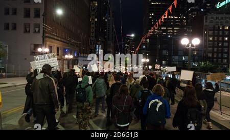 Seattle, Stati Uniti. 16 Ott 2020. La Black Action Coalition Anti-Amazon marcia attraverso la città di inizio serata. Credit: James Anderson/Alamy Live News Foto Stock