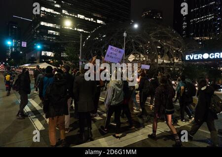 Seattle, Stati Uniti. 16 Ott 2020. La Black Action Coalition Anti-Amazon marcia passando le sfere Amazon all'inizio della sera. Credit: James Anderson/Alamy Live News Foto Stock