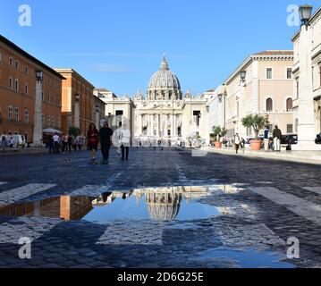 Roma, Italia. 16 ottobre 2019. La Basilica di San Pietro (Città del Vaticano) è un puddle reflection. Foto Stock