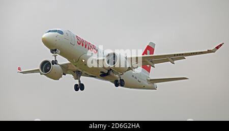 Swiss International Air Lines. Swiss Bombardier CS100 HB-JBA sull'avvicinamento finale all'aeroporto londinese di Heathrow LHR Foto Stock