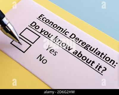 Una persona sta rispondendo alla domanda sulla deregolamentazione economica. Foto Stock