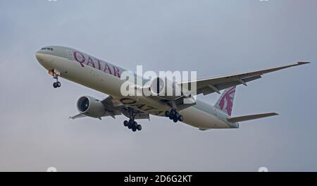 Qatar Airways Boeing 777 A7-BEE sulla via finale per Londra-Heathrow Aeroporto LHR Foto Stock