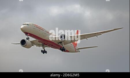 Air India Boeing 787 Dreamliner VT-ANI sull'approccio finale a. Aeroporto di Londra-Heathrow LHR Foto Stock