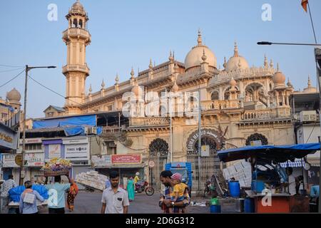 La Moschea Jama Masjid o Jama nella zona commerciale Zaveri Bazar / Crawford Market a Mumbai, India Foto Stock