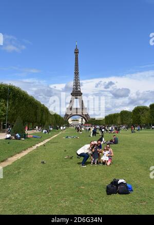 Torre Eiffel con turisti che si divertono e scattano foto da Champ-de-Mars. Parigi, Francia. 13 agosto 2019. Foto Stock